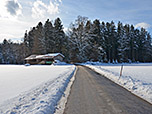 Der Straße folgen wir vorbei an einem Holzstadel...