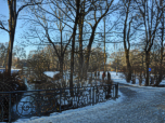 Schwabinger Bach und halten uns nach der Brücke links...