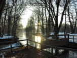 An einer Schleuse geht es  über eine kleine Brücke.