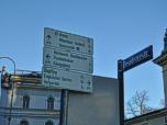 Wir folgen den Wegweisern zum Englischen Garten durch das Tor...