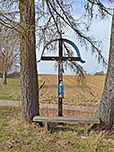 Vorbei an einem Wegkreuz...