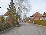 ...in den Bahnweg ein