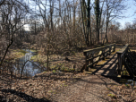 Auf einer Brücke überqueren wir einen Seitenarm der Amper