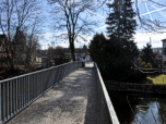 Über eine Brücke marschieren wir nach Süden