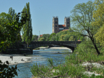 Die Corneliusbrücke und die neoromanische Pfarrkirche St. Maximilian.