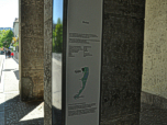 Die Säule von Merkur befindet sich im östlichen Torbogen .