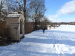 Nach Westen wandern wir auf das Kloster zu