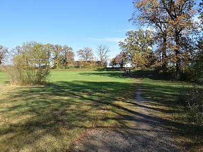 Vor uns das Gut Aiderbichl