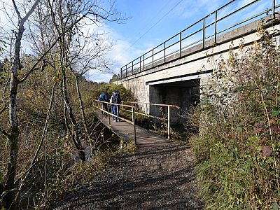 Neben der Bahntrasse überqueren wir die Ostersee-Ach