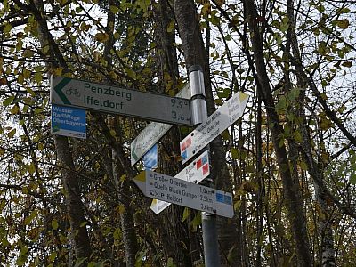 Nach den Häusern der Klinik biegen wir links ab