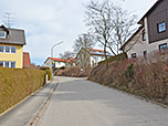 ...spazieren über die Bergstraße bergauf...