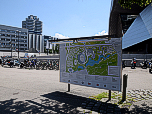 Gleich nach der U-Bahn Station Olympiazentrum befindet sich eine Übersichtstafel des Olympiageländes