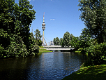 See und Olympiaturm aus dem Westen der Anlage