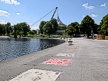 ... vor dem Olympiasee die Abdrücke der Berühmtheiten auf dem "Munich Olympic Walk of Stars"