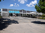 Rechts davon befindet sich der Eingang zum Olympiaturm