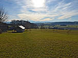 Blick von Alxing zu den Bayerischen Voralpen