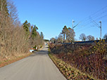 Über die Straße "Am Pfaffenberg" wandern wir zu einer Senke, ...