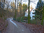 ...biegen links ab und spazieren vorbei an einem Haus...