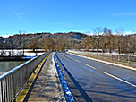 Wir überqueren über die Dürnsteiner Brücke die Isar...