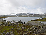 Hinter dem Finsevatnet lassen sich einige Gletscher erkennen
