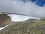 Am Anstiegsweg zum Prestholtskarvet halten sich bis in den späten Sommer hinein Schneefelder