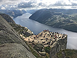 Von dort hat man einen herrlichen Blick über den Preikestolen und den Lysefjord