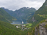 Blick vom Aussichtspunkt Flydalsjuvet auf den Geirangerfjord