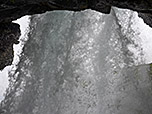 Der Steig führt uns hinter den Wasserfall...