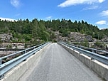 Zu Beginn überqueren wir die Brücke, ...