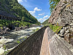 ...und folgen dem Fluss Richtung Stausee