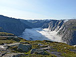 Über dem Ringedalsvatnet hält sich noch der Nebel