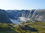 Der Nebel über dem Ringedalsvatnet lichtet sich