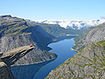 ...zur Trolltunga, die 700 Meter über dem Ringedalsvatnet ins Nichts hinaus ragt