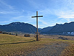 Schöner Aussichtspunkt mit markantem Holzkreuz