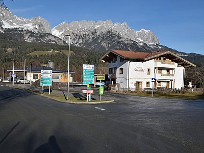 Bereits vom Parkplatz aus haben wir einen wunderschönen Blick auf die Kaiser-Südwände