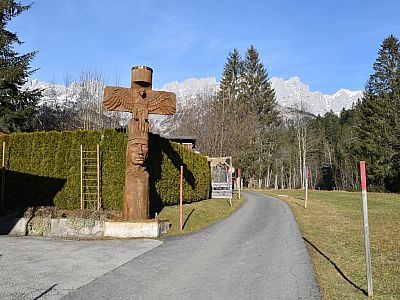Ein Marterpfahl ziert den Garten an einem der Häuser