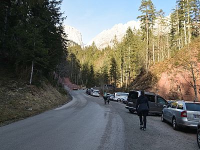 Kurz treffen wir wieder auf die Straße