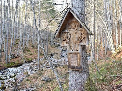 Ein geschnitztes Kreuz in der Spatlahnerklamm