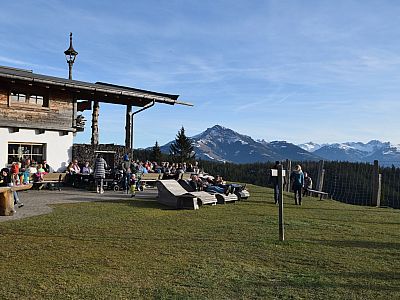 Wunderschön lässt sich auf der Terrasse der Wochenbrunner Alm Zeit verbringen