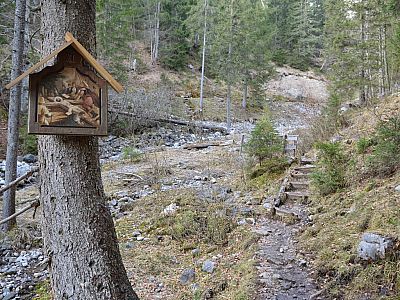 Wunderschöne Bildtafeln schmücken den Kreuzweg