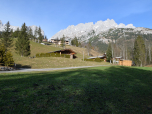 Den Wilden Kaiser vor Augen steigen wir rechts der Straße weiter auf