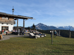 Wunderschön lässt sich auf der Terrasse der Wochenbrunner Alm Zeit verbringen