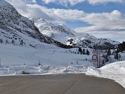 Kurz nach dem Parkplatz der Stalleralm ist die Straße nach Südtirol im Winter gesperrt