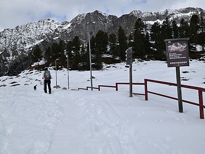 Nach Norden wandern wir weiter zum Heldenkreuz
