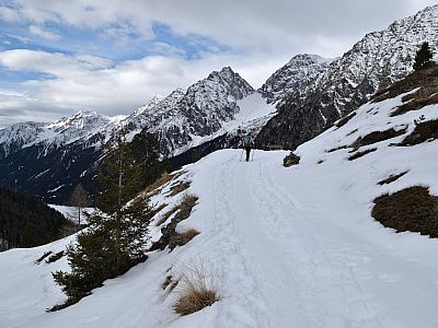 Eine Fahrstraße führt zu ...
