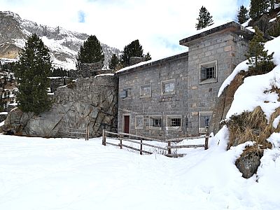 .., zu einem alten befestigten Gebäude.