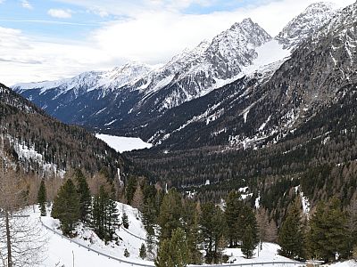 Unter uns schlängelt sich die Rodelbahn durch den Wald zum Antholzer See