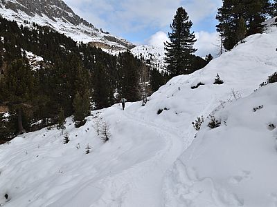 Wir umrunden einen kleinen Hügel im Westen...