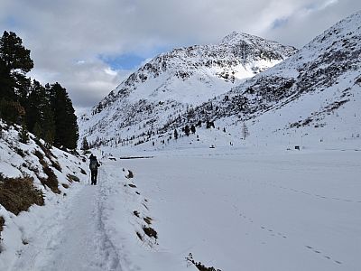 Am Nordufer führt uns der Weg zurück Richtung Staller Alm