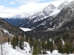 Unter uns schlängelt sich die Rodelbahn durch den Wald zum Antholzer See